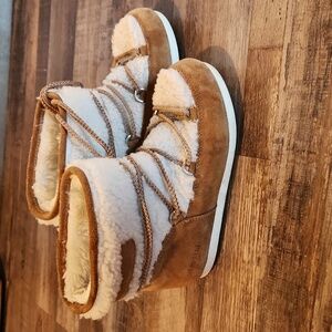 Women's Moon Boots size 5